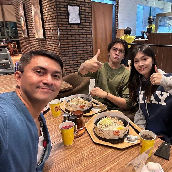 <p>Postingan ini lantas menuai beragam reaksi dari netizen, Bunda. Mereka menginggalkan komentar sebagai bentuk dukungan agar tim Arka menang. (Foto: Instagram @anjasmara dan @aruckermans)<br /><br /><br /></p>