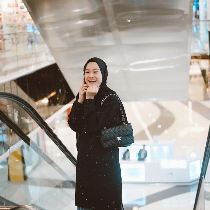 <p>Jika lebih nyaman menggunakan rok saat pergi kemana pun, Bunda bisa mengikuti inspirasi istri Rey Mbayang ini. Dinda Hauw mengenakan atasan tunik dan hijab berwarna hitam dipadukan dengan rok berwarna biru. Cocok sekali, bukan? (Foto: Instagram@aurelia.hermansyah)</p>