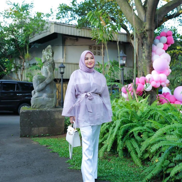 <p>Nah, <em>outfit</em> Ibunda Ameena yang satu ini juga bisa jadi inspirasi OOTD para Bunda, lho. Dengan celana berwarna putih dan atasan panjang berwarna putih yang dipadukan dengan <em>outer</em> berwarna ungu ini membuat Aurel tampak memesona, ya, Bunda. (Foto: Instagram@aurelia.hermansyah)</p>
