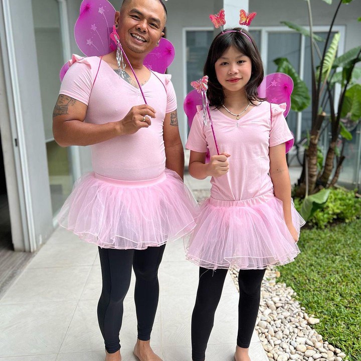 <p>Ayu Natasya juga membagikan foto lucu Wendy dan Audie menggunakan baju peri berwarna merah jambu. Kompak dan gemas ya, Bun! (Sumber: Instagram @revtiayunatasya)</p>