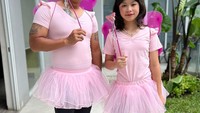 <p>Ayu Natasya juga membagikan foto lucu Wendy dan Audie menggunakan baju peri berwarna merah jambu. Kompak dan gemas ya, Bun! (Sumber: Instagram @revtiayunatasya)</p>