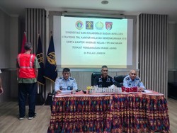 Lansia Belanda 5 Tahun Bekerja Kasar di Supermarket Mataram Dideportasi