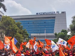 Jangan Lewat Depan Kemnaker Deh, Macet Ada Demo Buruh!