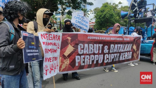 KSPSI Arif Minardi mengatakan tindakan pemerintah dan DPR yang mengesahkan Perppu Cipta Kerja menjadi UU membuat Indonesia darurat hukum.