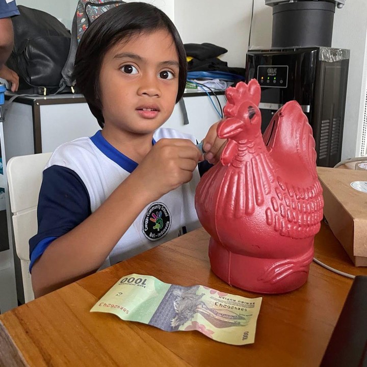 <p>Di akun instagram pribadinya yang dikelola Ayudia juga terlihat potret Sekala sedang menabung lho, Bunda. Duh, pintarnya Sekala. (Sumber: Instagram @diasekalab)</p>