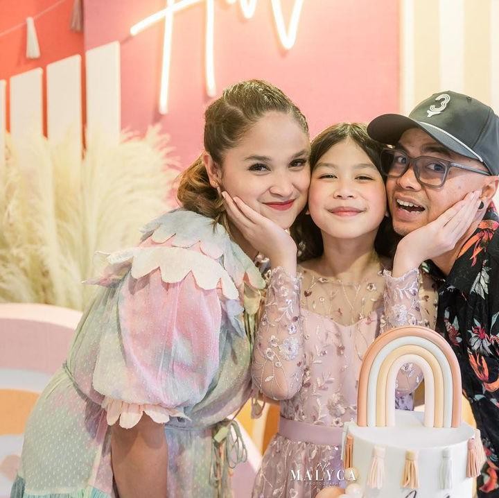 <p>Di ulang tahun Audie yang ke-11 pada 23 Juli 2022 lalu, Ayu Natasya juga mengunggah momen perayaan ulang tahun putri sulungnya itu. (Sumber: Instagram @revtiayunatasya)</p>
