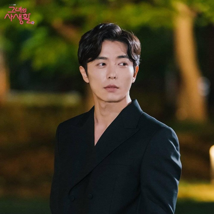 <p>CEO idaman semua perempuan, siapa lagi kalau bukan Kim Jae Wook. Tatapan matanya yang tajam dan aktingnya yang lembut, membuat perannya sebagai CEO dalam <em>Her Private Life</em> digandrungi oleh para penggemar drama Korea. (Foto: Instagram @tvn_drama)</p>