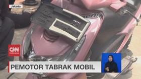 VIDEO: Pemotor Tabrak Mobil Yang Pecah Ban