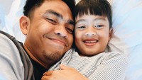 <p>Foto Dito memeluk Sekala juga dibagikan Ayudia di Instagram pribadinya. Makin gemas ya, Bun! (Sumber: Instagram @ayudiac)</p>