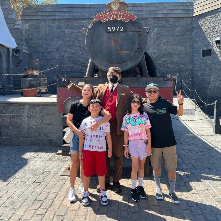 <p>Foto keluarga yang diambil ketika keluarga Wendy sedang berlibur ke Los Angeles juga menunjukkan kekompakkan mereka nih, Bun. "Kakak audi udh gede bgt," tulis akun @chu*** di kolom komentar. (Sumber: Instagram @revtiayunatasya)</p>
