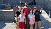 <p>Foto keluarga yang diambil ketika keluarga Wendy sedang berlibur ke Los Angeles juga menunjukkan kekompakkan mereka nih, Bun. "Kakak audi udh gede bgt," tulis akun @chu*** di kolom komentar. (Sumber: Instagram @revtiayunatasya)</p>