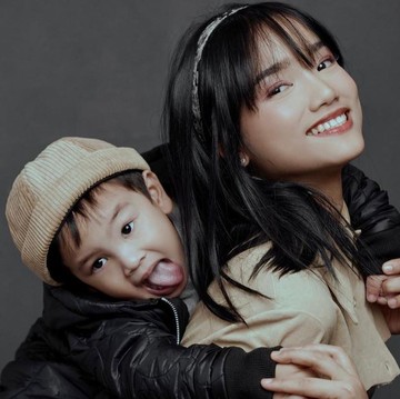 img-title Simak Gaya Pemotretan Fuji dan Gala Sky, Rich Aunty dan Keponakan Kompak