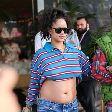 Rihanna Akui Bahagia Usai Kelahiran Anak Kedua