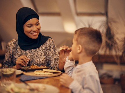 9 Cara Membangunkan Anak saat Sahur agar Tidak Rewel & Tanpa Drama