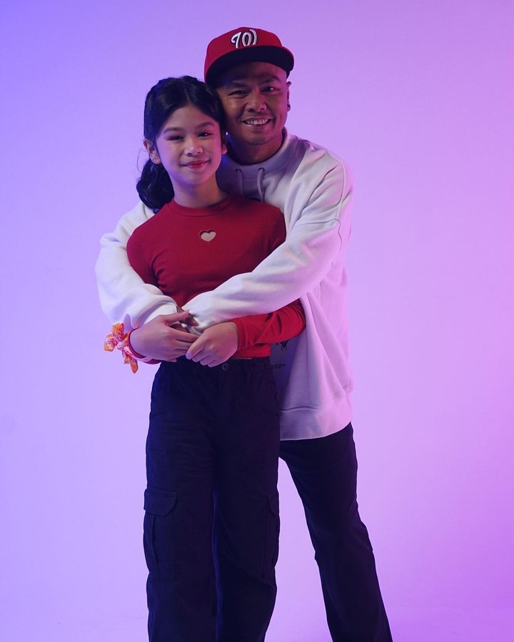 Audie Oryza Sativa adalah anak sulung dari pasangan Ayu Natasya dan pelawak Wendy Cagur. Kini usianya sudah menginjak remaja lho Bun. Berikut potretnya!