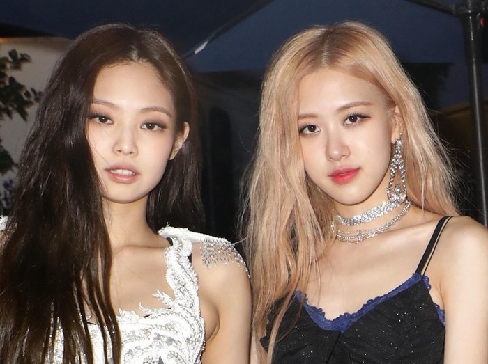 Di antara banyaknya penonton yang hadir, Jennie dan Rose BLACKPINK juga turut menikmati konser Harry Styles di Korea Selatan lho, Beauties./ Foto: Getty Images for YouTube/Roger Kisby