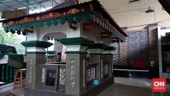 KH Moestojib dan Ki Daeng diasingkan ke Jakarta dan dihukum paksa selama lima tahun lantaran menentang kolonialisme Belanda di Sumbawa, NTB.
