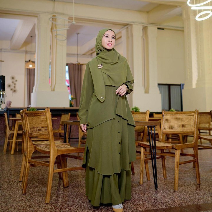 <p>Pakaian Muslim dengan rok yang lainnya yang bisa Bunda jadikan inspirasi adalah <em>outfit</em> milik Laudya Cynthia Bella, Bunda. Laudya memilih OOTD dengan satu warna, mulai dari hijabnya sampai pakaiannya. Nah, dari ketujuh inspirasi OOTD buker itu, Bunda pilih yang mana? (Foto: Instagram@laudyacynthiabella)</p>