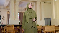 <p>Pakaian Muslim dengan rok yang lainnya yang bisa Bunda jadikan inspirasi adalah <em>outfit</em> milik Laudya Cynthia Bella, Bunda. Laudya memilih OOTD dengan satu warna, mulai dari hijabnya sampai pakaiannya. Nah, dari ketujuh inspirasi OOTD buker itu, Bunda pilih yang mana? (Foto: Instagram@laudyacynthiabella)</p>