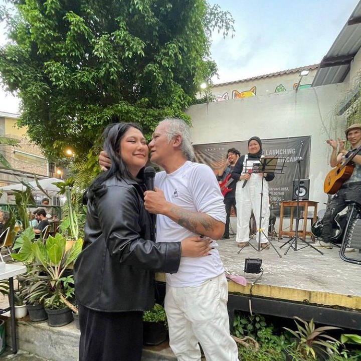 <p>Selain mendukung proyek film sang Ayah, Nisa juga sempat menghadiri peluncuran buku Tio Pakusadewo. "Congratulations on your book dad!! You deserve all the love for all you went through, thank you for teaching me how to have courage and be honest about yourself. To more joy and love in the future," ujarnya. (Foto: Instagram@annisapksdw)</p>