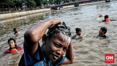 FOTO: Mandi di Sungai Cisadane Jelang Ramadan