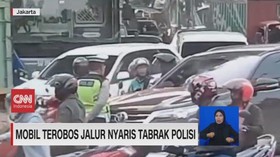 VIDEO: Mobil Terobos Jalur Nyaris Tabrak Polisi