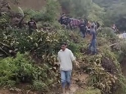 Warga Mamasa Tandu Jenazah 2 Km Pakai Sarung gegara Jalan Tertimbun Longsor