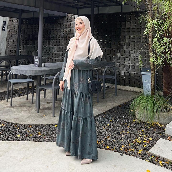 <p>Lebih sering menggunakan gamis? Kini, banyak model gamis yang unik dan <em>stylish,</em> Bunda. Seperti gamis yang dikenakan Natasha Rizky satu ini. Lantaran gamisnya berwarna gelap, Natasha memadukannya dengan hijab yang lebih cerah. (Foto: Instagram@natasharizkynew)</p>