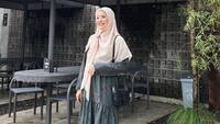 <p>Lebih sering menggunakan gamis? Kini, banyak model gamis yang unik dan <em>stylish,</em> Bunda. Seperti gamis yang dikenakan Natasha Rizky satu ini. Lantaran gamisnya berwarna gelap, Natasha memadukannya dengan hijab yang lebih cerah. (Foto: Instagram@natasharizkynew)</p>
