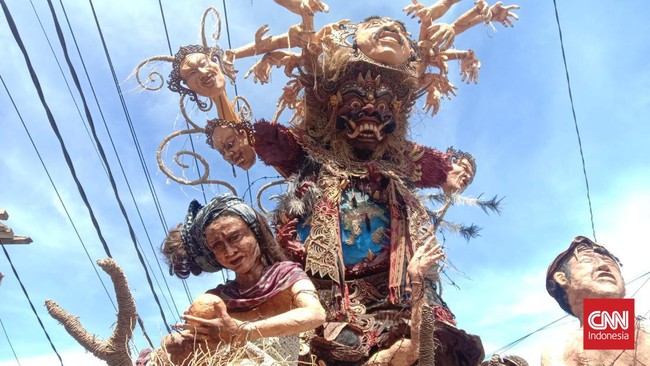 Ogoh-ogoh di Bali dengan tema 'Kali Citta Pralaya' yang artinya dampak dari perang terbuat dari limbah alami atau tumbuh-tumbuhan.