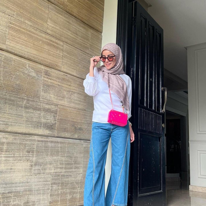 <p>Lebih nyaman menggunakan celana jeans daripada yang terbuat kain? Bunda bisa mengikuti gaya artis cantik yang satu ini, Olla Ramlan. Olla memadukan celana <em>jeans</em>-nya dengan atasan berwarna putih dan hijab motif. Tak lupa juga membawa<em> sling bag</em> menggemaskan dengan warna yang kontras, yakni <em>pink.</em> (Foto: Instagram@ollaramlan)</p>