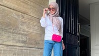<p>Lebih nyaman menggunakan celana jeans daripada yang terbuat kain? Bunda bisa mengikuti gaya artis cantik yang satu ini, Olla Ramlan. Olla memadukan celana <em>jeans</em>-nya dengan atasan berwarna putih dan hijab motif. Tak lupa juga membawa<em> sling bag</em> menggemaskan dengan warna yang kontras, yakni <em>pink.</em> (Foto: Instagram@ollaramlan)</p>