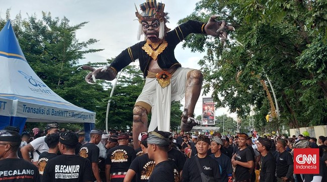 Ribuan umat Hindu meramaikan pawai ogoh-ogoh di Kupang, Nusa Tenggara Timur (NTT), pada Selasa (21/3) menjelang Hari Raya Nyepi.