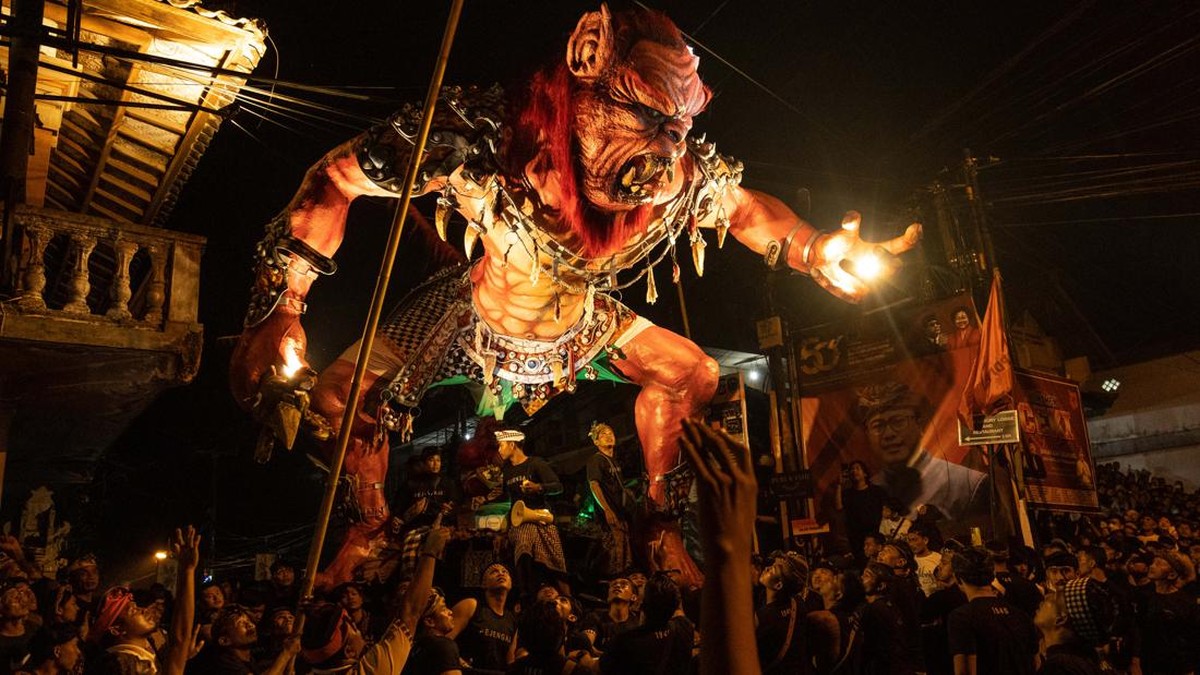 FOTO: Riuh Pawai Ogoh-ogoh Menyambut Nyepi di Bali