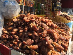 Laris Manis Penjualan Kurma di Pasar Jatinegara Jelang Puasa