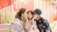<p>Potret Audrie dicium Ayah Bundanya sukses bikin iri, nih. Di kolom komentar banyak yang turut mendoakan Audie lho, Bun. Sukses terus ya, Audie! (Sumber: Instagram @revtiayunatasya)</p>