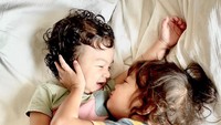 <p>Sebelum mengasuh Balint, Mona telah melahirkan anak keempatnya, Numa Kamala Srikandi, pada 20 Mei 2020. Usia Balint dan Numa pun tak berbeda jauh karena Balint lahir secara prematur pada 6 Juli 2021. (Foto: Instagram: @balint_ratuliu)</p>