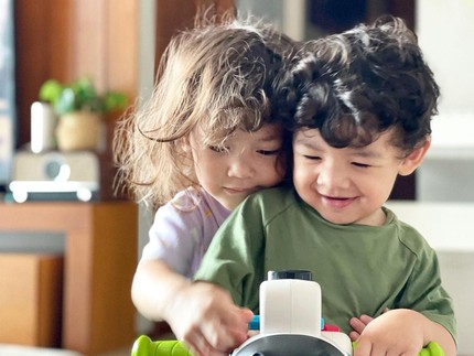 7 Potret Kebersamaan Numa dan Balint Ratuliu, Akur Sampai Disangka Kembar Bun