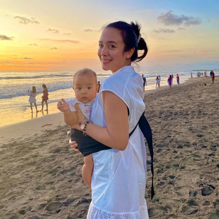 <p>Potret Sanne yang tersebar di media sosial sang Bunda turut menarik perhatian netizen. Banyak netizen yang menyebut Sanne sangat menggemaskan, Bunda. (Foto: Instagram: @dea_ananda)</p>