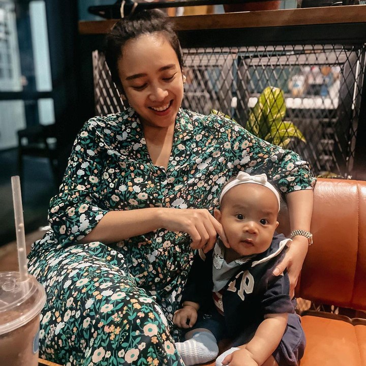 <p>"Itu pipi bikin gemeesss. Sehat-sehat ya Sanne," puji seorang netizen. "MasyaAllah, gemesh banget sih kamyuuu," ungkap yang lainnya. (Foto: Instagram: @dea_ananda)</p>