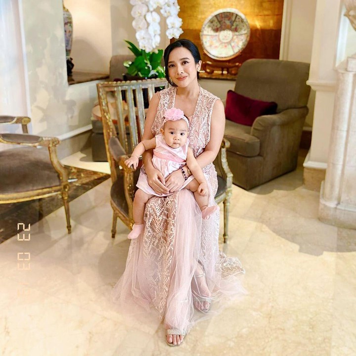 <p>Tak hanya itu, Dea juga sempat membagikan potret Sanne ketika menghadiri sebuah undangan pernikahan. Sanne pun terlihat cantik mengenakan gaun merah muda serta bando dan kaos kaki warna senada. (Foto: Instagram: @dea_ananda)</p>
