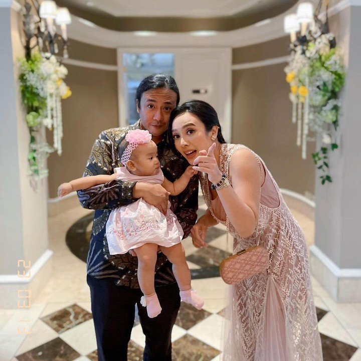 <p>Setelah 12 tahun menikah dengan Ariel Nidji, Dea Ananda akhirnya dikaruniai seorang anak, Bunda. Bayi berjenis kelamin perempuan ini diberi nama Sanne El Azhar. (Foto: Instagram: @dea_ananda)</p>