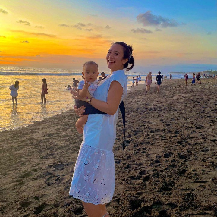 <p>Dea Ananda sering membagikan potretnya dan sang anak pada akun Instagram. Misalnya saja mereka menghabiskan waktu sambil menikmati tenggelamnya matahari di pantai. (Foto: Instagram: @dea_ananda)</p>