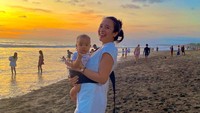 <p>Dea Ananda sering membagikan potretnya dan sang anak pada akun Instagram. Misalnya saja mereka menghabiskan waktu sambil menikmati tenggelamnya matahari di pantai. (Foto: Instagram: @dea_ananda)</p>