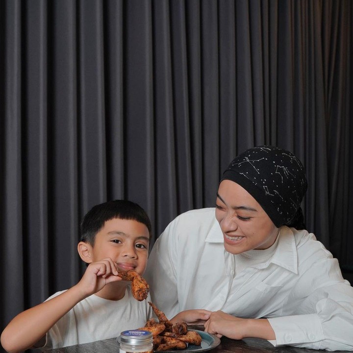 <p>Di lain kesempatan, potretnya bersama Ayudia saat sedang makan juga sangat gemas ya, Bunda. Bocah yang lahir Mei 2016 ini kini sudah berusia 7 tahun, pantas sudah pintar bergaya ya. (Sumber: Instagram @ayudiac)</p>