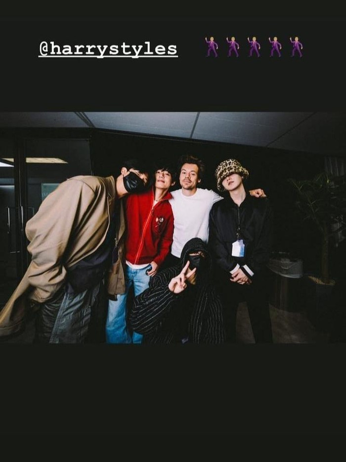 Tak hanya itu saja, beberapa anggota BTS seperti V, RM, dan Suga juga berpose bersama penyanyi kelahiran tahun 1994 tersebut./ Foto: instagram.com/thv