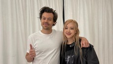 Rose BLACKPINK Foto Bareng Harry Styles Usai Konser di Korea