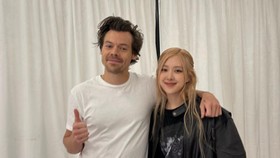 Rose BLACKPINK Foto Bareng Harry Styles Usai Konser di Korea
