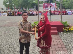 Meriahnya Kirab Dugderan Semarang, Gibran Ikut Nonton