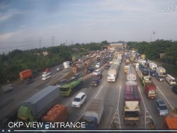 Jelang Libur dan Cuti Bersama Nyepi, Antrean Kendaraan Mengular di GT Cikupa